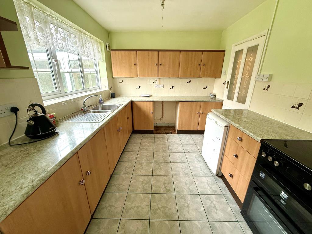 Lot: 155 - DETACHED CHALET BUNGALOW FOR IMPROVEMENT - Kitchen